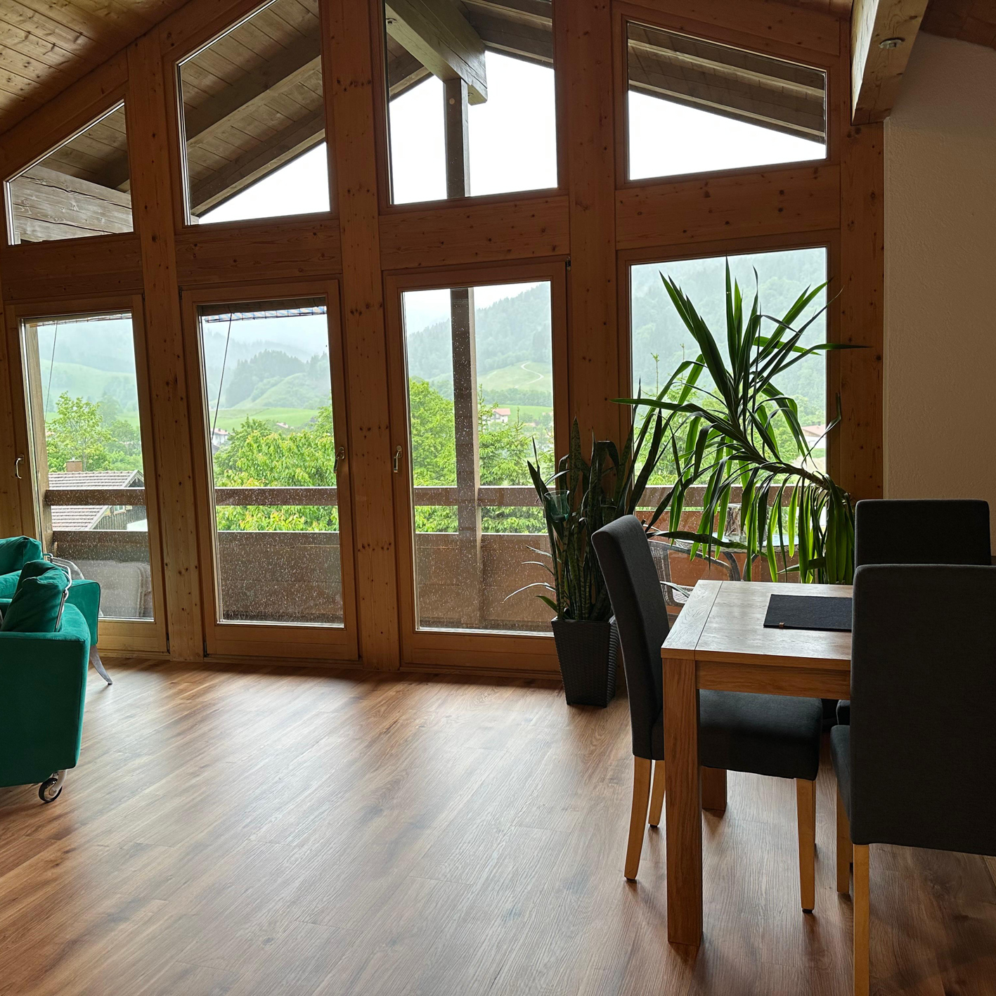 Fensterfront mit Balkon